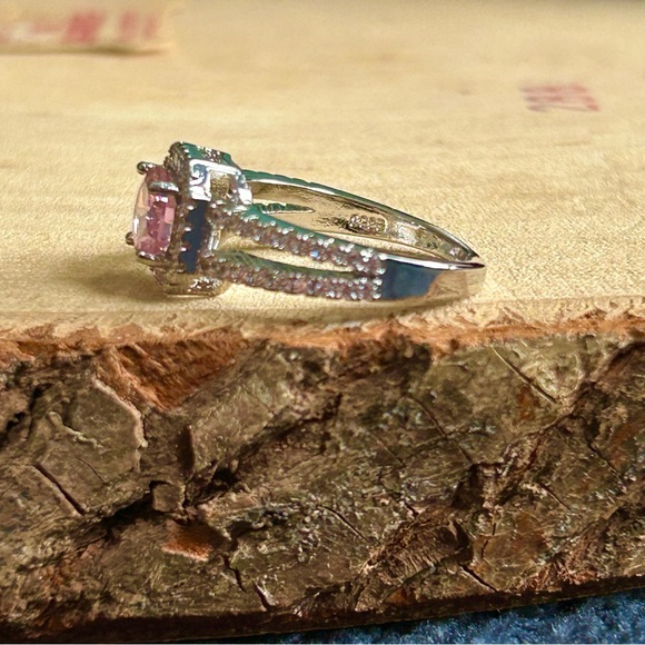Luxury Bright Pink CZ Gemstone + Crystals Weighted Pretty Ring Size 8 - Picture 4 of 5